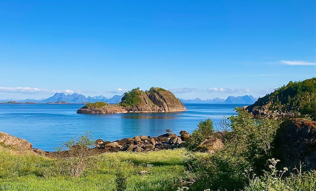 Vy ver Vestfjordens norra del, fastlandet i fonden